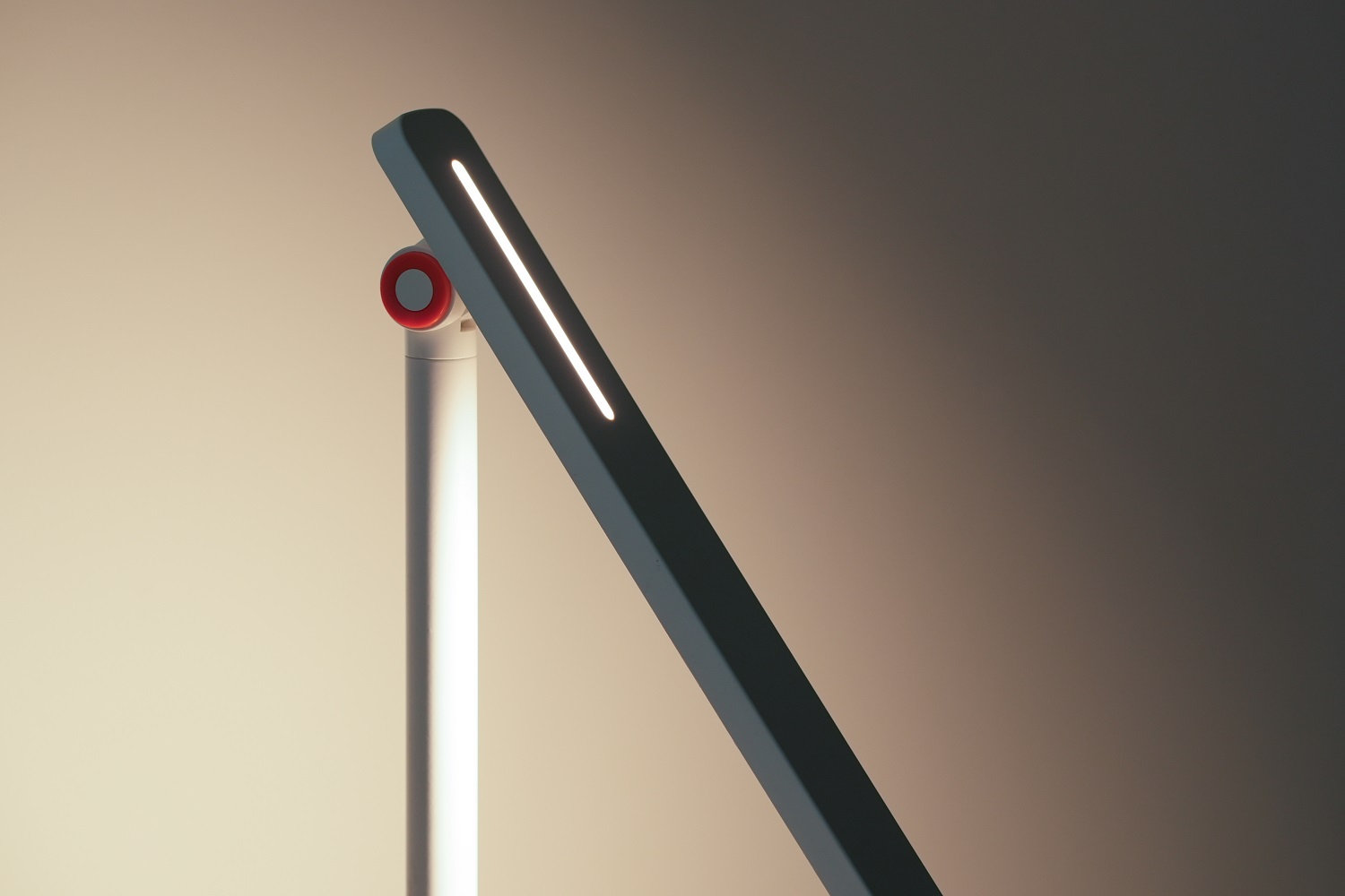 den-ban-hyperwork-nova-dl02-anh-thuc-te